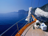 Dallas Stribley - Deck of Yacht Sailing Past Cliffs of Gulf of Orosei, Sardinia, Italy - Fotografik Baskı