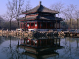 Ancien palais d'été, jardins environnants et lac, Pékin, Chine Photographie par Glenn Beanland
