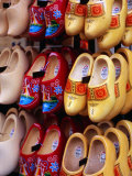 Clogs at Albert Cuyp Straat Market, Amsterdam, Netherlands Photographie par Richard Nebesky