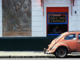 Old Car in Front of Bar in La Boca Harbour Area, Buenos Aires, Buenos Aires, Argentina Fotografisk tryk af Shannon Nace Old Car in Front of Bar in La Boca Harbour Area, Buenos Aires, Buenos Aires, Argentina Fotografisk tryk af Shannon Nace