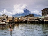 Stilt Houses Near Port with Mayon Volcano in Background, Legaspi, Albay, Philippines, Bicol Lámina fotográfica por John Pennock Stilt Houses Near Port with Mayon Volcano in Background, Legaspi, Albay, Philippines, Bicol Lámina fotográfica por John Pennock