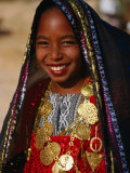 Girl in Traditional Dress at Sahara Festival, Looking at Camera, Douz, Tunisia Photographie par Craig Pershouse