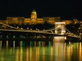 The Szechenyi Chain Bridge and the Royal Palace at Night, Budapest, Hungary Fotografie-Druck von Jonathan Smith
