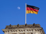 German National Flag Flying Over Reichstag, Berlin, Germany Photographie par Richard Nebesky