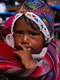 Traditionally Dressed Baby at Market, Pisac, Cuzco, Peru Photographie par Grant Dixon