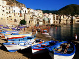 Fishing Boats on Beach at Seaside Resort, Cefalu, Italy Lámina fotográfica por John Elk III Fishing Boats on Beach at Seaside Resort, Cefalu, Italy Lámina fotográfica por John Elk III