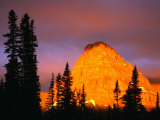 Sunrise on Sinopah Mountain at Two Medicine Lake - Glacier National Park, Montana, USA Photographie par John Elk III