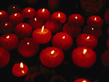 Red Lotus-Shaped Candles Burning in Temple, Macau, China Photographie par Richard I'Anson