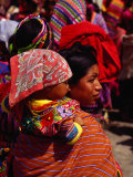 Mother and Baby in Crowd, Zunil, Guatemala Fotografie-Druck von Jeffrey Becom
