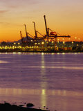 Cranes Unloading Cargo at Burrard Inlet at Dawn, Vancouver, Canada Photographie par Ryan Fox
