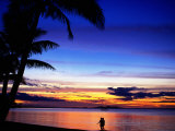 Couple Walking Along Beach at Sunset, Fiji Fotografie-Druck von Peter Hendrie