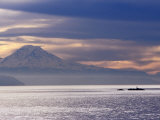Mt. Rainier from a Ferry on the Seattle to Bainbridge Island Run, Seattle, Washington, USA Lámina fotográfica por Lawrence Worcester Mt. Rainier from a Ferry on the Seattle to Bainbridge Island Run, Seattle, Washington, USA Lámina fotográfica por Lawrence Worcester