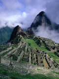 Machu Picchu Overlooking the Sacred Urubamba River Valley, Machu Picchu, Cuzco, Peru Photographie par Wes Walker