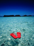 Tongs rouges flottant sur la mer devant Ko Kham, Thaïlande Photographie par Woods Wheatcroft