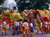 Homme interprétant la danse du dragon, Macao, Chine Photographie par Richard I'Anson