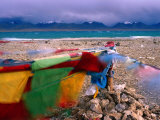 Prayer Flags on Shore of Namtso Lake, Damxung, China Photographie par Anthony Plummer