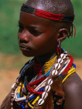 Girl Wearing Traditional Beads, Omo National Park, Ethiopia 写真プリント - フランシス・リンジー・ゴードン