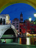 Rialto Bridge at Night, Venice, Veneto, Italy Photographie par Roberto Gerometta