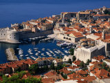 Rooftops and Harbour of Old Town, Dubrovnik, Croatia Lámina fotográfica por Wayne Walton