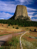 Road Leading to Devil's Tower National Monument, Wyoming, USA Photographie par Carol Polich