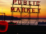 Pike Place Market Sign, Seattle, Washington, USA Photographie par Lawrence Worcester