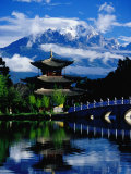 Pagode se reflétant dans le bassin du dragon noir devant la montagne enneigée du dragon de jade, Lijiang, Chine Photographie par Richard I'Anson