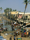 People Going About Their Business in Street, St. Louis, Senegal Fotografisk tryk af Frances Linzee Gordon People Going About Their Business in Street, St. Louis, Senegal Fotografisk tryk af Frances Linzee Gordon