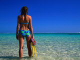 Woman Standing in Turquoise Bay, Ningaloo Marine Park, Australia Photographie par Peter Ptschelinzew