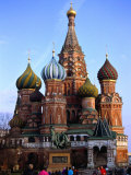 People Outside St. Basil's Cathedral, Moscow, Russia Fotografisk tryk af Martin Moos