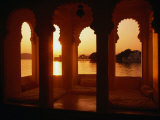 Sunset Over Lake Pichola Seen Through Arch Windows of Jagat Niwas Hotel, Udaipur, Rajasthan, India Photographie par Dallas Stribley