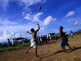Playing Volleyball in Bangau Bangau, Semporna, Sabah, Malaysia Photographie par Mark Daffey