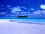 Small Island Across the Waters of Aitutaki Lagoon, Aitutaki, Southern Group, Cook Islands Fotografie-Druck von Peter Hendrie