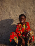 Young Boy Sitting in Front of Wall, Djenne, Mali Fotografisk tryk af Ariadne Van Zandbergen