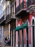 Building facades in the old quarter of San Juan, San Juan, Puerto Rico Lámina fotográfica por Alfredo Maiquez