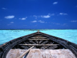 Small Fishing Boat (Dhoni) in the Crystal Clear Waters off the Maldives, Maldives Photographie par Dennis Wisken