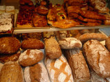 Bread and Pastries in Shop, Vienna, Austria Lámina fotográfica por Diana Mayfield
