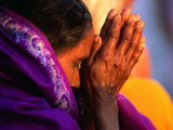 Prayer at Kumba Mela Festival, Allahabad, India Fotografisk trykk av Paul Beinssen Prayer at Kumba Mela Festival, Allahabad, India Fotografisk trykk av Paul Beinssen