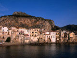 Rocky Crag Known as La Rocca (The Rocky) Rises Behind Town, Cefalu, Sicily, Italy Photographie par Stephen Saks