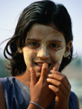 Portrait d'une jeune fille au visage peint dans une style traditionnel, Bago, Myanmar (Birmanie) Photographie par Bernard Napthine