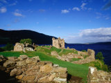 Urquhart Castle Remains on Shores of Loch Ness, Drumnadrochit, United Kingdom Photographie par Dennis Johnson