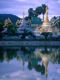 Wat Jong Kham Reflecting in Jong Kham Pond, Mae Hong Son, Thailand Lámina fotográfica por Joe Cummings Wat Jong Kham Reflecting in Jong Kham Pond, Mae Hong Son, Thailand Lámina fotográfica por Joe Cummings