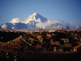 Maisons avec le Huayna Potosi en arrière-plan, La Paz, Bolivie Photographie par Woods Wheatcroft