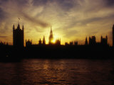 Houses of Parliament Silhouetted at Sunset, London, United Kingdom Photographie par Dennis Johnson