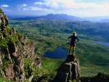 Walker Looking Towards Suilven from Stac Pollaigh, Scotland Photographie par Grant Dixon