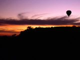 Hot-Air Balloon at Sunset, Masai Mara National Reserve, Kenya Photographie par Mason Florence