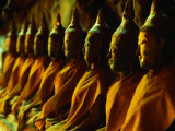 Chris Mellor - Nine Buddha Statues Sitting in Row in Khao Luang Caves, Phetburi, Phetchaburi, Thailand - Fotografik Baskı Chris Mellor - Nine Buddha Statues Sitting in Row in Khao Luang Caves, Phetburi, Phetchaburi, Thailand - Fotografik Baskı