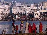 Pilgrims on Ghats of Pushkar Lake, Pushkar, Rajasthan, India 写真プリント - ダラス・ストライブリー