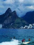 Catching a Wave Under the Gaze of Sugar Loaf in Rio De Janeiro, Rio De Janeiro, Brazil Lámina fotográfica por John Maier Jr. Catching a Wave Under the Gaze of Sugar Loaf in Rio De Janeiro, Rio De Janeiro, Brazil Lámina fotográfica por John Maier Jr.