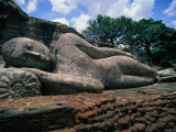 Reclining Buddha Statue Called Gal Vihare Polonnaruwa, Sri Lanka Lámina fotográfica por Michael Aw Reclining Buddha Statue Called Gal Vihare Polonnaruwa, Sri Lanka Lámina fotográfica por Michael Aw
