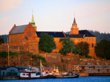 Boats Moored Below Akershus Fort and Castle, Oslo, Norway Photographie par Anders Blomqvist